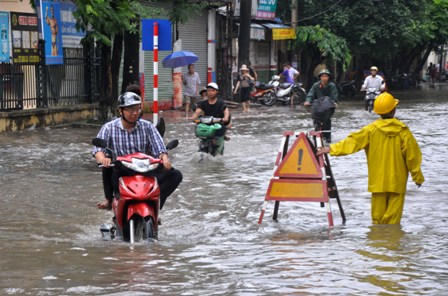 Hà Nội: Mưa lớn cô lập bệnh viện, UBND, trường học 