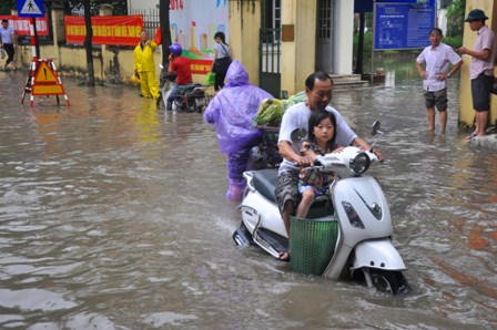 Hà Nội: Mưa lớn cô lập bệnh viện, UBND, trường học 