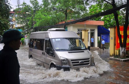 Hà Nội: Mưa lớn cô lập bệnh viện, UBND, trường học 