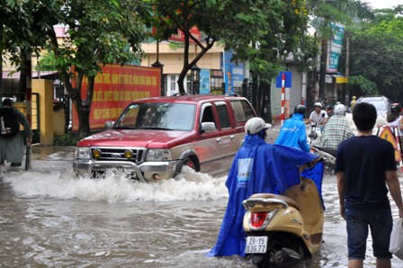 Hà Nội: Mưa lớn cô lập bệnh viện, UBND, trường học 