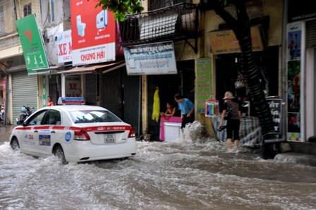 Hà Nội: Mưa lớn cô lập bệnh viện, UBND, trường học 