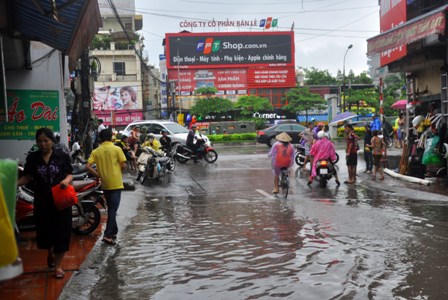 Hà Nội: Mưa lớn cô lập bệnh viện, UBND, trường học 