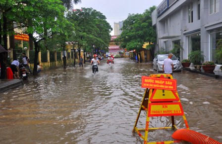Hà Nội: Mưa lớn cô lập bệnh viện, UBND, trường học 