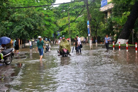 Hà Nội: Mưa lớn cô lập bệnh viện, UBND, trường học 