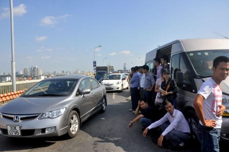 Tai nạn liên hoàn trên cầu Thăng Long, giao thông ùn tắc 