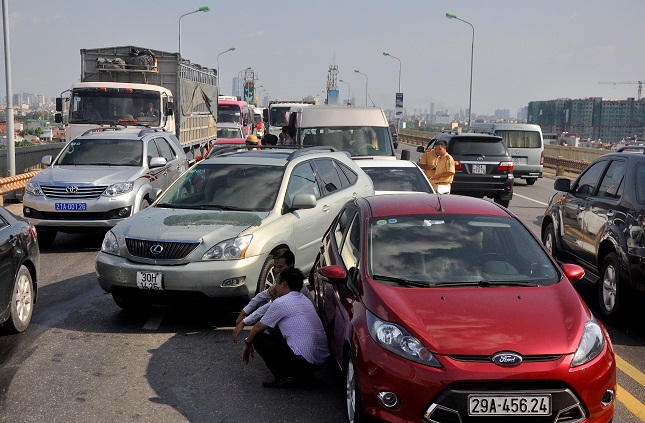 Tai nạn liên hoàn trên cầu Thăng Long, giao thông ùn tắc 