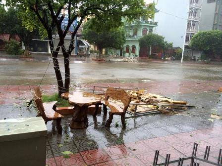 Quảng Ninh: Nhiều nhà bị tốc mái, cây cối đổ… sau khi bão số 2 đi qua 