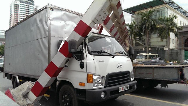 Hà Nội: Chạy ẩu lên cầu vượt, ô tô tải húc bay thanh giới hạn khiến 4 người bị thương