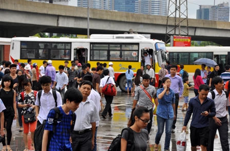 Hàng nghìn người dân đội mưa rời Thủ đô nghỉ lễ