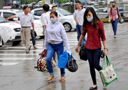 Hàng nghìn người dân đội mưa rời Thủ đô nghỉ lễ