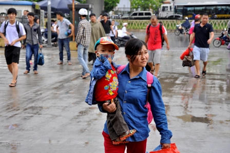 Hàng nghìn người dân đội mưa rời Thủ đô nghỉ lễ