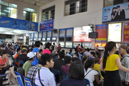 Hàng nghìn người dân đội mưa rời Thủ đô nghỉ lễ