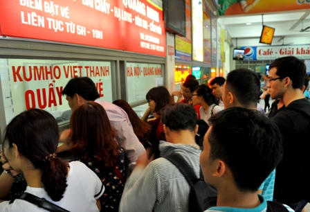 Hàng nghìn người dân đội mưa rời Thủ đô nghỉ lễ