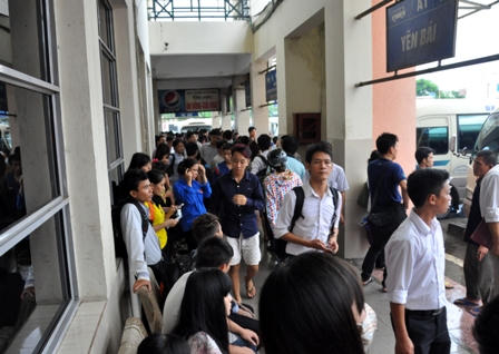 Hàng nghìn người dân đội mưa rời Thủ đô nghỉ lễ