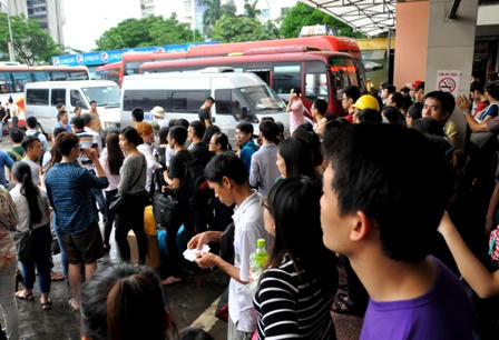 Hàng nghìn người dân đội mưa rời Thủ đô nghỉ lễ