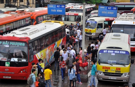 Hàng nghìn người dân đội mưa rời Thủ đô nghỉ lễ