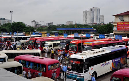 Hàng nghìn người dân đội mưa rời Thủ đô nghỉ lễ