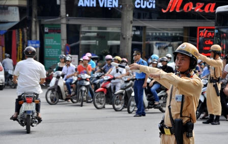 Hà Nội: Bắt đầu cấm ô tô lưu thông vào đường Cầu Giấy 