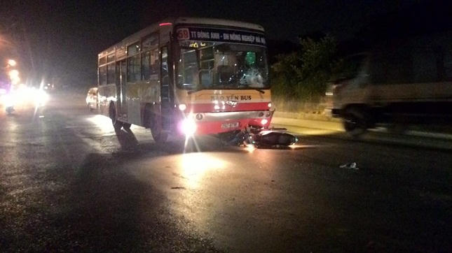 Hà Nội: Xi nhan sang đường bị xe buýt đâm phải, nam thanh niên nguy kịch