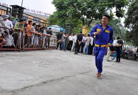 VFF trực tiếp bán vé trận U19 Việt Nam - Nhật Bản, hàng nghìn CĐV “vạ vật” đợi mua