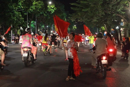 CĐV Việt Nam xuống phố ăn mừng chiến thắng 