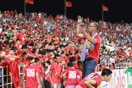 CĐV Việt Nam xuống phố ăn mừng chiến thắng 