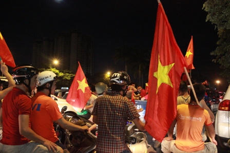 CĐV Việt Nam xuống phố ăn mừng chiến thắng 