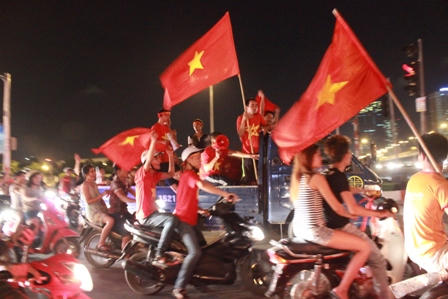 CĐV Việt Nam xuống phố ăn mừng chiến thắng 