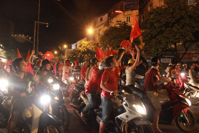 CĐV Việt Nam xuống phố ăn mừng chiến thắng 