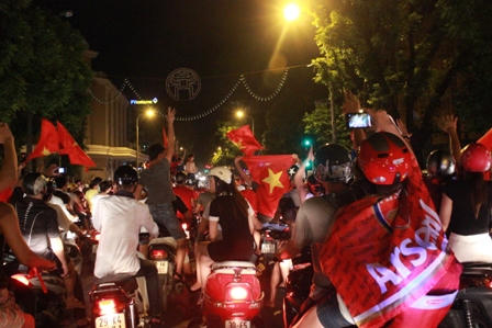 CĐV Việt Nam xuống phố ăn mừng chiến thắng 