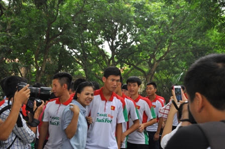 U19 Việt Nam được CĐV đón chờ khi đến viếng Đại tướng Võ Nguyên Giáp 