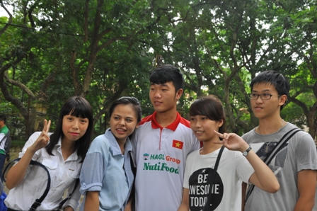 U19 Việt Nam được CĐV đón chờ khi đến viếng Đại tướng Võ Nguyên Giáp 