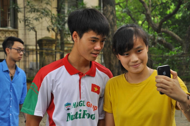 U19 Việt Nam được CĐV đón chờ khi đến viếng Đại tướng Võ Nguyên Giáp 