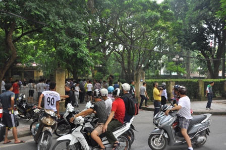 U19 Việt Nam được CĐV đón chờ khi đến viếng Đại tướng Võ Nguyên Giáp 