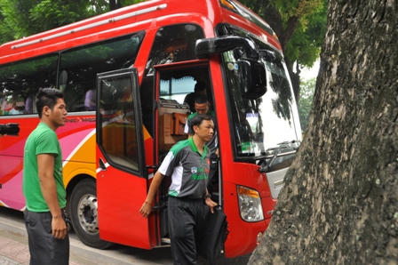 U19 Việt Nam được CĐV đón chờ khi đến viếng Đại tướng Võ Nguyên Giáp 