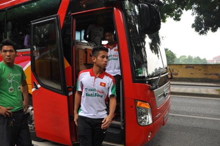 U19 Việt Nam được CĐV đón chờ khi đến viếng Đại tướng Võ Nguyên Giáp 