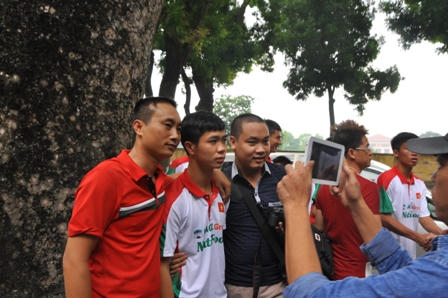 U19 Việt Nam được CĐV đón chờ khi đến viếng Đại tướng Võ Nguyên Giáp 