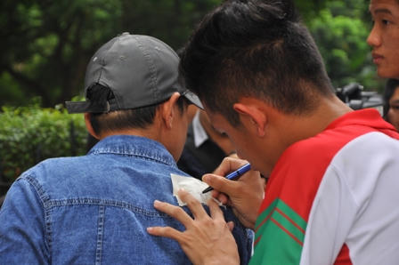 U19 Việt Nam được CĐV đón chờ khi đến viếng Đại tướng Võ Nguyên Giáp 