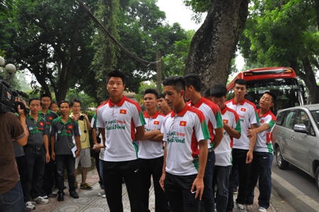 U19 Việt Nam được CĐV đón chờ khi đến viếng Đại tướng Võ Nguyên Giáp 