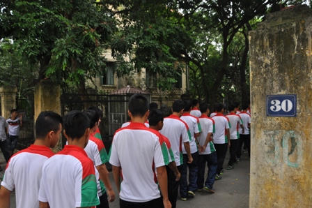 U19 Việt Nam được CĐV đón chờ khi đến viếng Đại tướng Võ Nguyên Giáp 