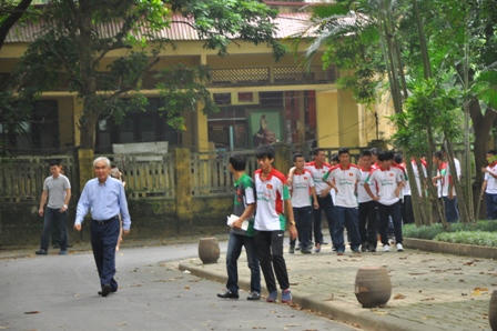 U19 Việt Nam được CĐV đón chờ khi đến viếng Đại tướng Võ Nguyên Giáp 