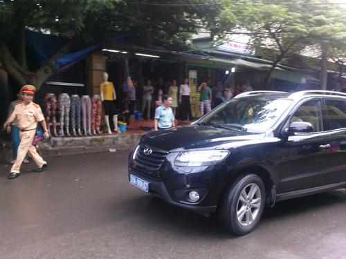 Thiếu tướng Nguyễn Đức Chung đến hiện trường giải cứu thành công 3 con tin