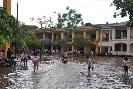Hà Nội: Mưa lớn, học sinh bì bõm đến trường