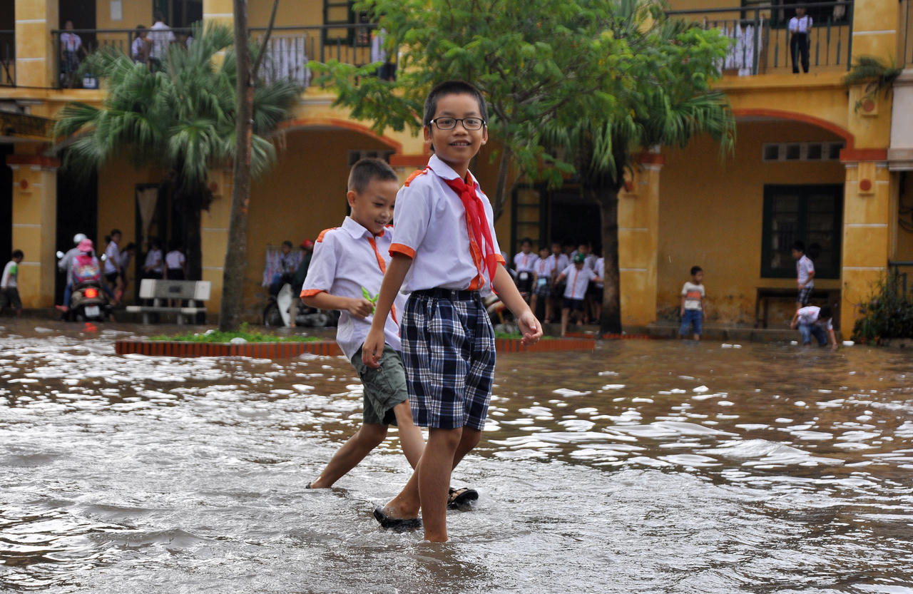 Hà Nội: Mưa lớn, học sinh bì bõm đến trường