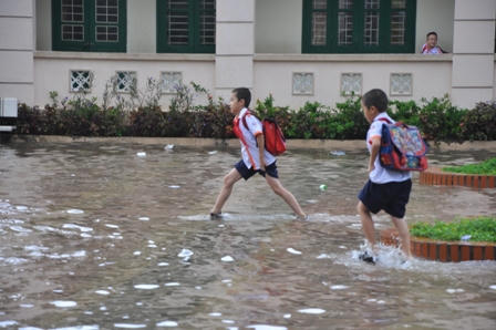 Hà Nội: Mưa lớn, học sinh bì bõm đến trường