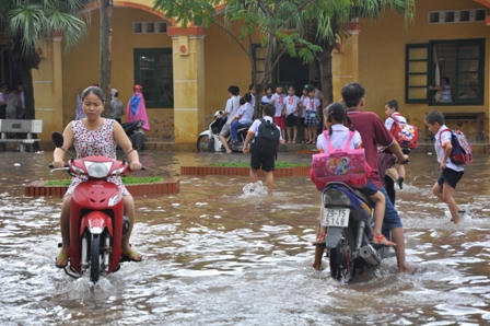 Hà Nội: Mưa lớn, học sinh bì bõm đến trường