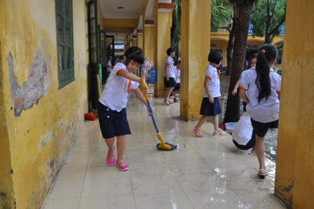 Hà Nội: Mưa lớn, học sinh bì bõm đến trường