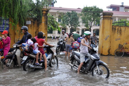 Hà Nội: Mưa lớn, học sinh bì bõm đến trường