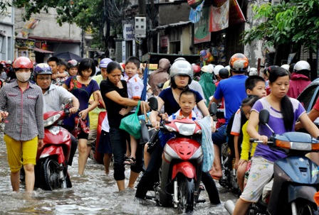 Hà Nội: Mưa lớn, học sinh bì bõm đến trường