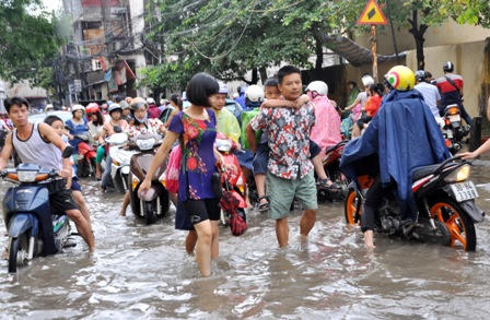 Hà Nội: Mưa lớn, học sinh bì bõm đến trường